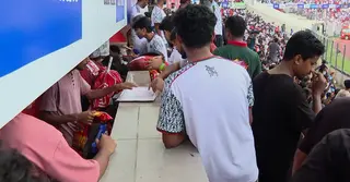 বাংলাদেশ-সিঙ্গাপুরের ম্যাচে চড়া দামে বিক্রি খাবার, ক্ষুব্ধ দর্শক